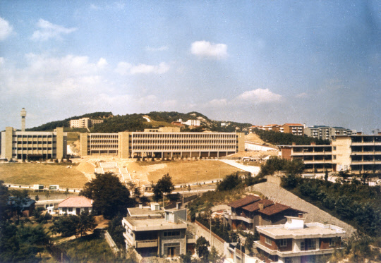 1970년대 서울 홍릉에서 설립된 한국과학원(KAIS) 전경으로, 이를 모태로 1989년 KIST와 분리, 한국과학기술대학(KIT)과 통합해 대덕 캠퍼스 시대를 열었다.  KAIST 제공